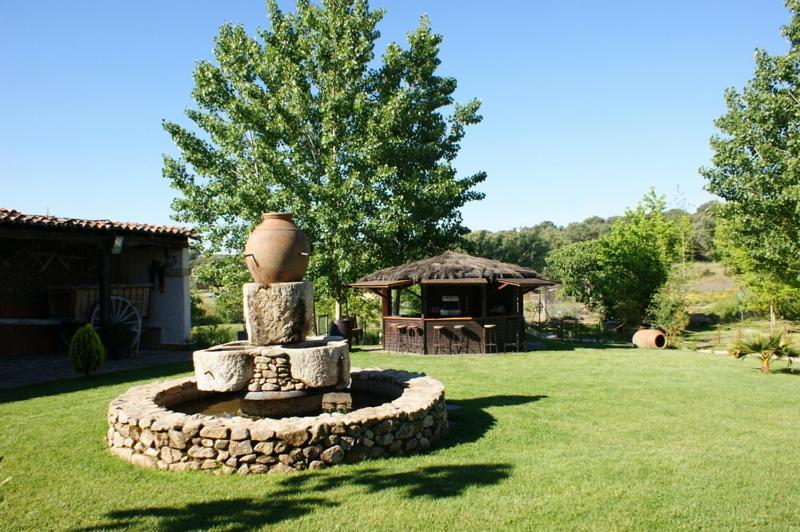 ホテルComplejo Rural El Prado Logrosán エクステリア 写真